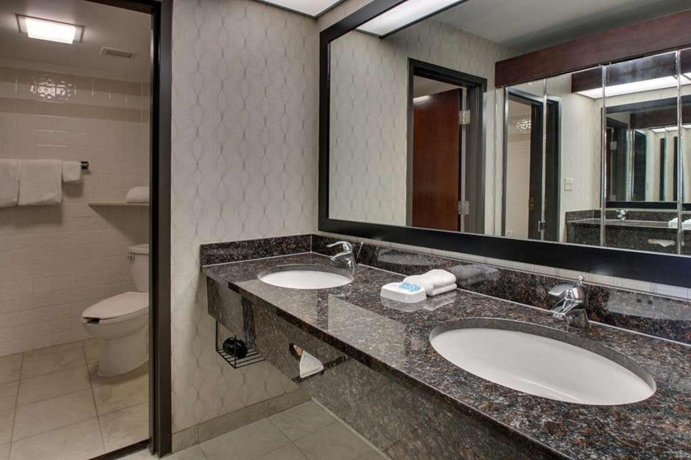 Heritage Inn Suites Houston Sugar Land, Trademark By Wyndham Bagian luar foto