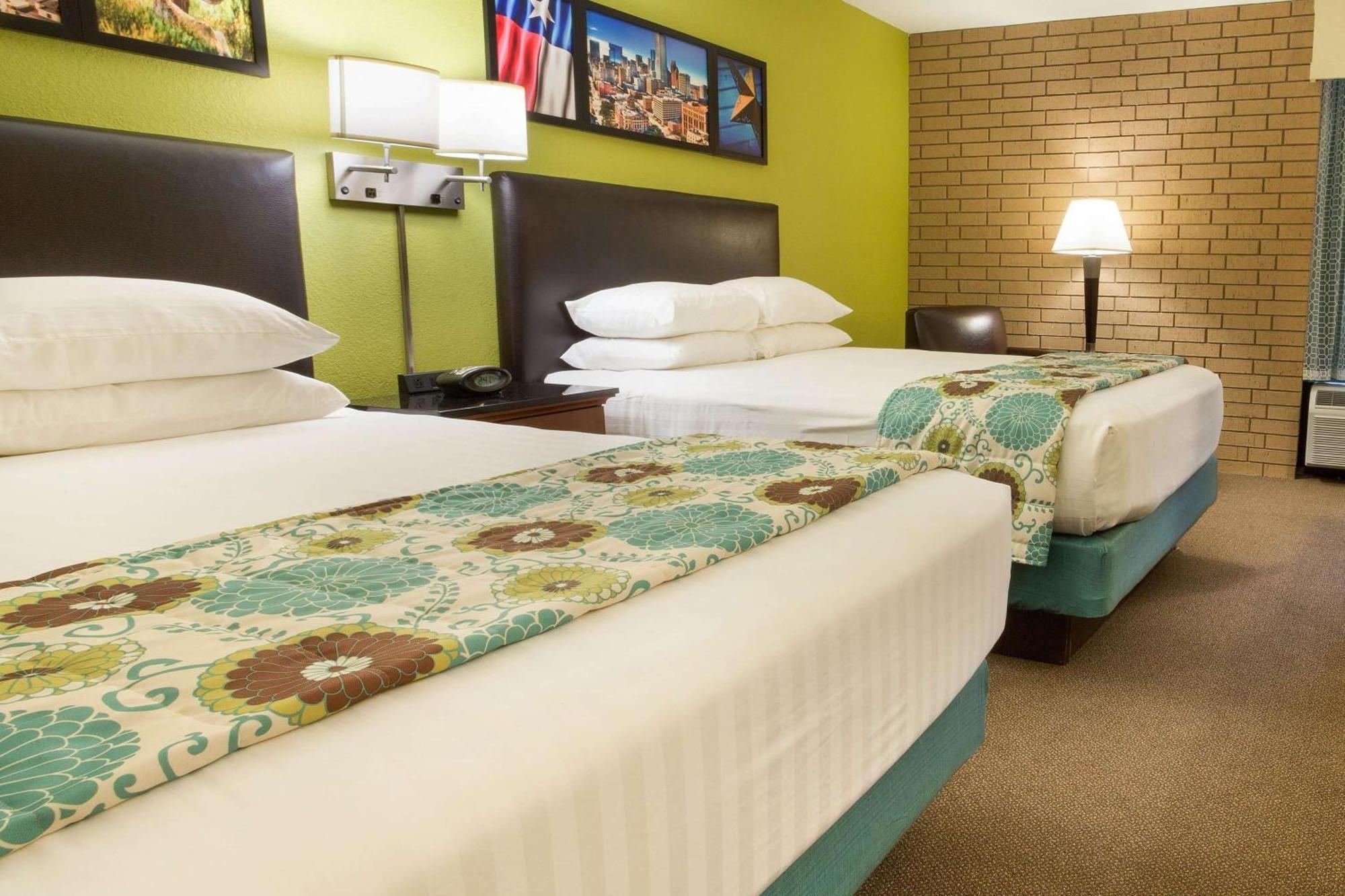 Heritage Inn Suites Houston Sugar Land, Trademark By Wyndham Bagian luar foto
