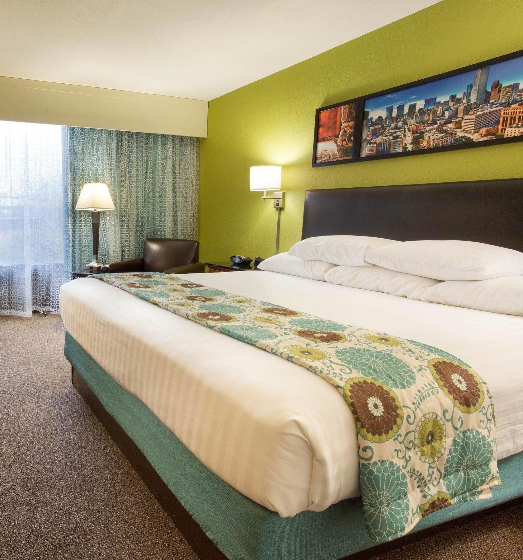 Heritage Inn Suites Houston Sugar Land, Trademark By Wyndham Bagian luar foto